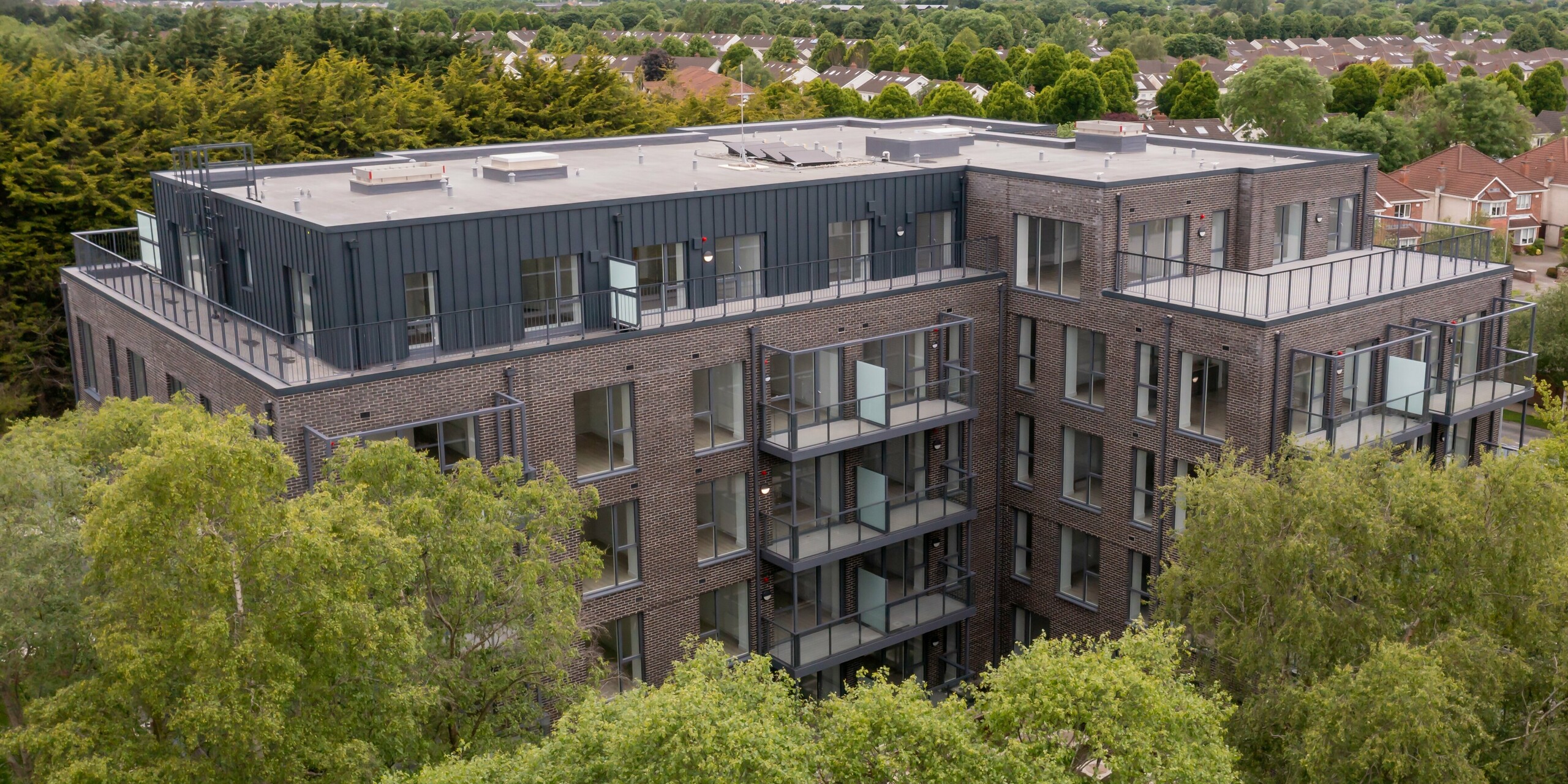 Aerial view of the Balroy Hall residential complex in Carpenterstown, Dublin. PREFALZ P.10 anthracite in 800 m² was combined with traditional brick façades on the façade of the buildings. Perfect harmony between modern aluminium cladding and classic design in sustainable architecture.