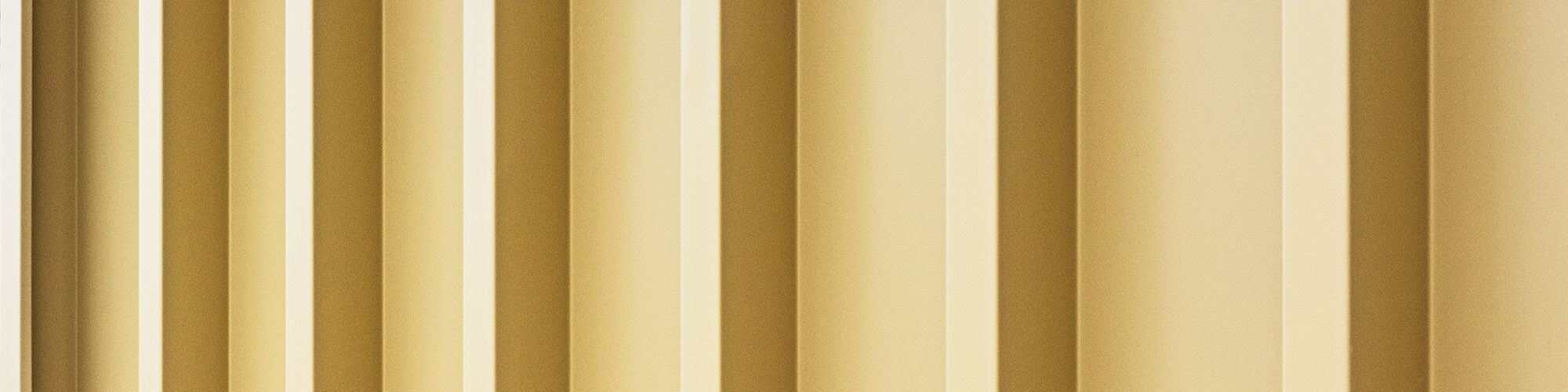 A close-up of the lined, remarkably radiant and savannah beige Prefalz façade.