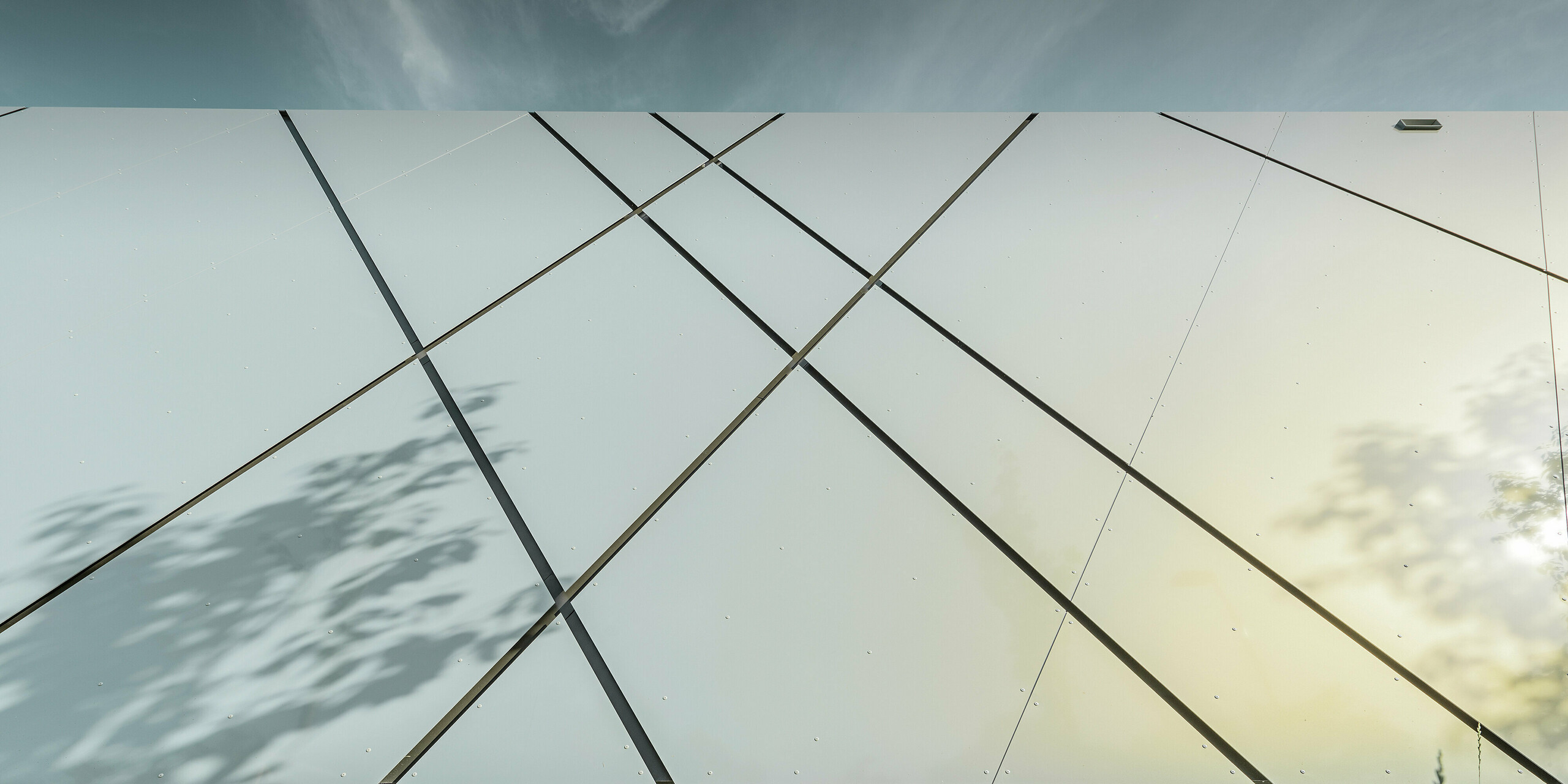 Joint pattern of the Eurospar store in Wels. Riveted façade cladding with the PREFA aluminium composite tile in silver gold.