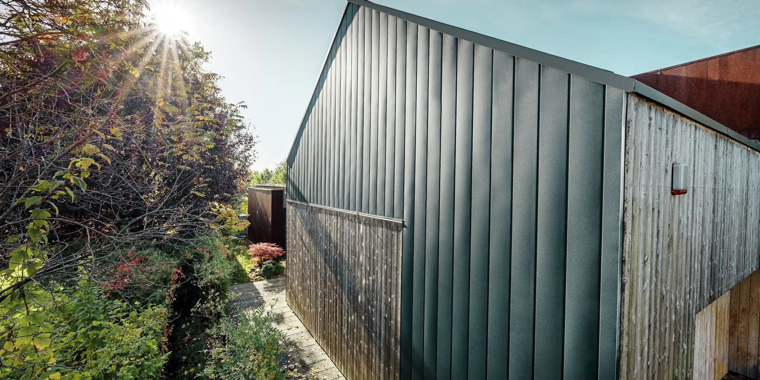 Architektonisch anspruchsvolles Wohnhaus mit einer harmonischen Kombination von Aluminium und Holz an der Fassade. Die robusten PREFALZ Elemente in Anthrazit harmonieren perfekt mit dem kanadischen Zedernholz.