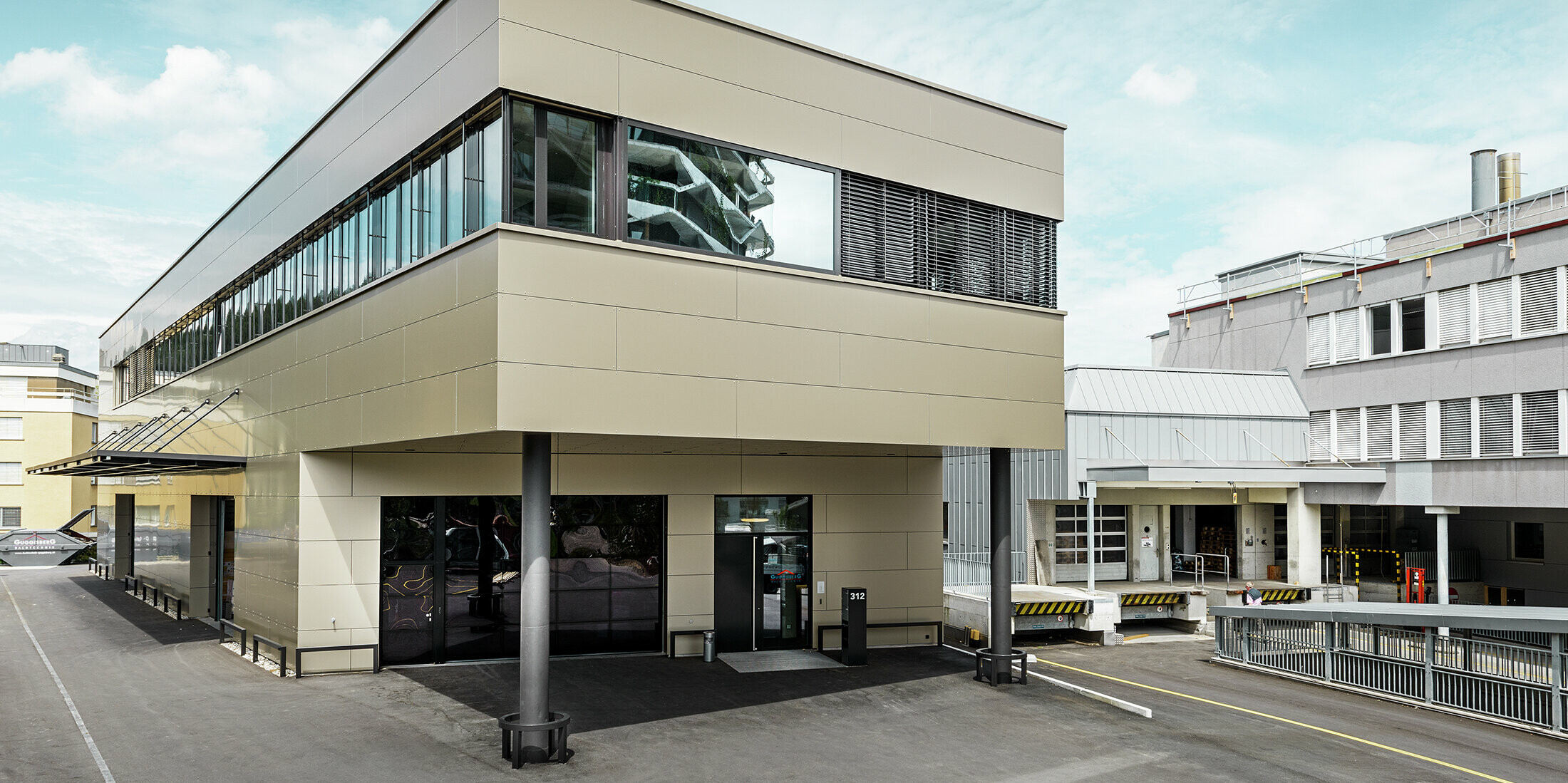 Modern extension with workshop and office of Guggisberg Dachtechnik with PREFA aluminium composite panels in bronze
