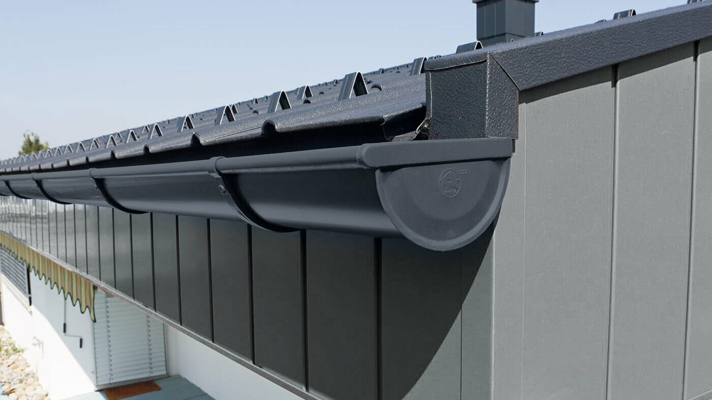 PREFA half-round gutter with gutter brackets in anthracite, the upper section of the façade is clad with PREFA sidings.