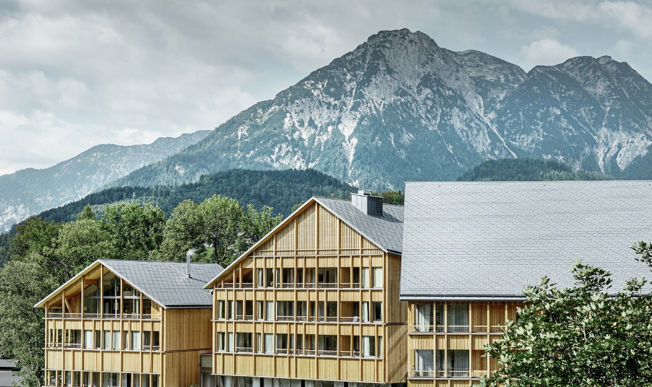 Hotel Vivamayr in Altaussee (Austria) with a wooden façade and PREFA shingle roof