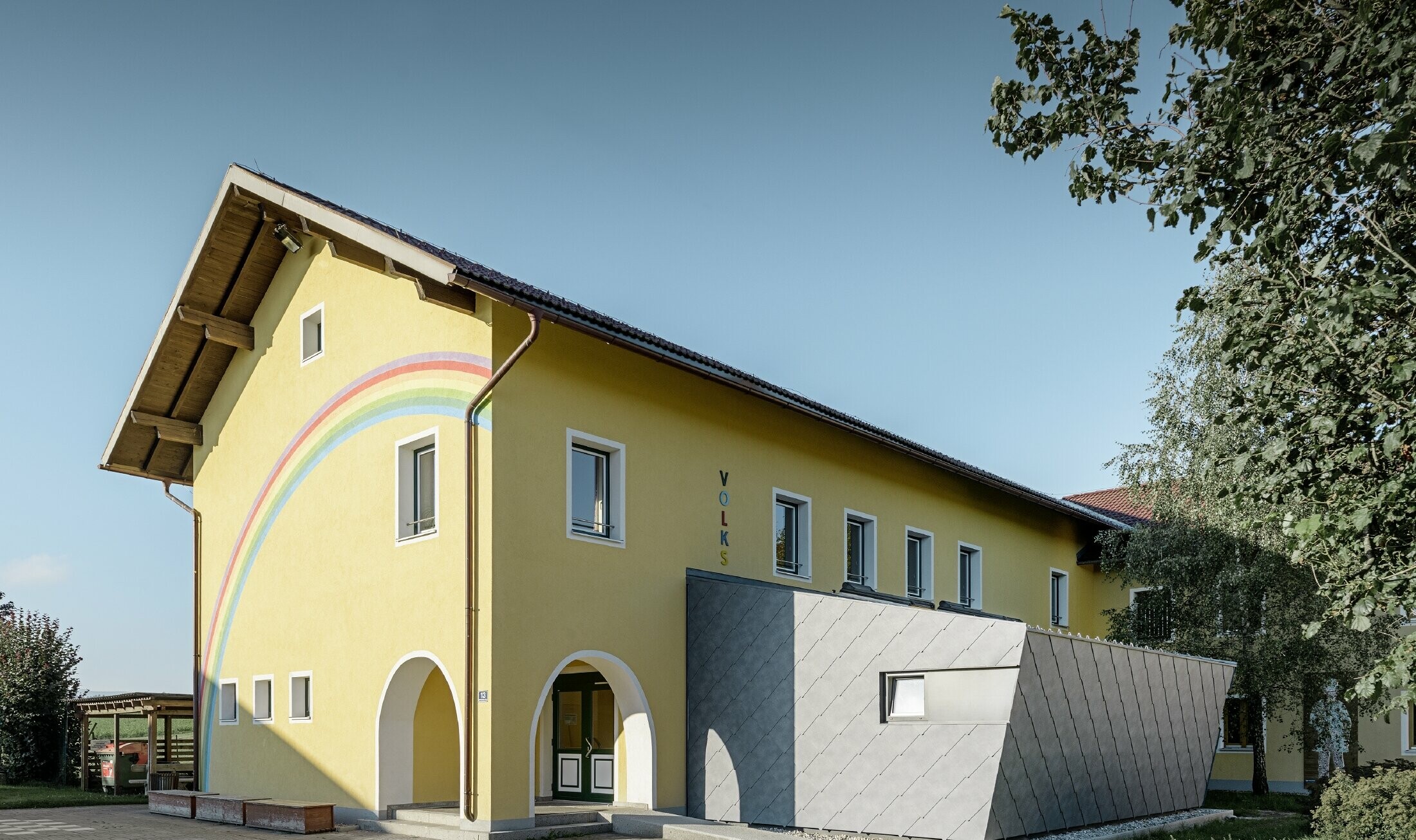 Primary school annex building covered with a PREFA aluminium roof and façade tiles in stone grey