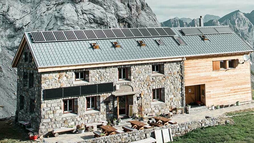 Die Schweizer Claridenhütte liegt auf über 2000 Metern und wurde eingedeckt mit PREFA Dachplatten in P.10 Steingrau