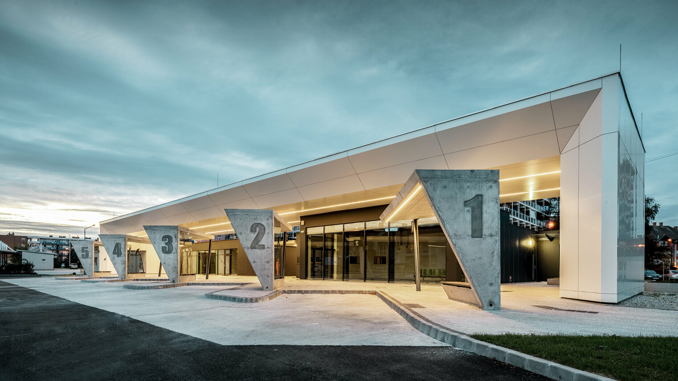 Modern bus station in Lenti, soffits are clad with PREFABOND aluminium composite panels in pure white