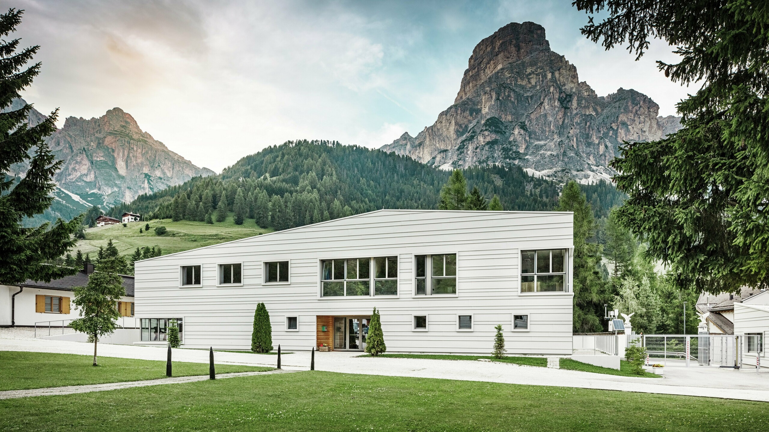 Modern military architecture meets alpine surroundings: the Tempesti barracks are nestled in the South Tyrolean landscape against a majestic mountain backdrop. The light PREFALZ façade in P.10 PREFA white ensures clear lines. The light aluminium façade reflects sunlight and improves the microclimate.