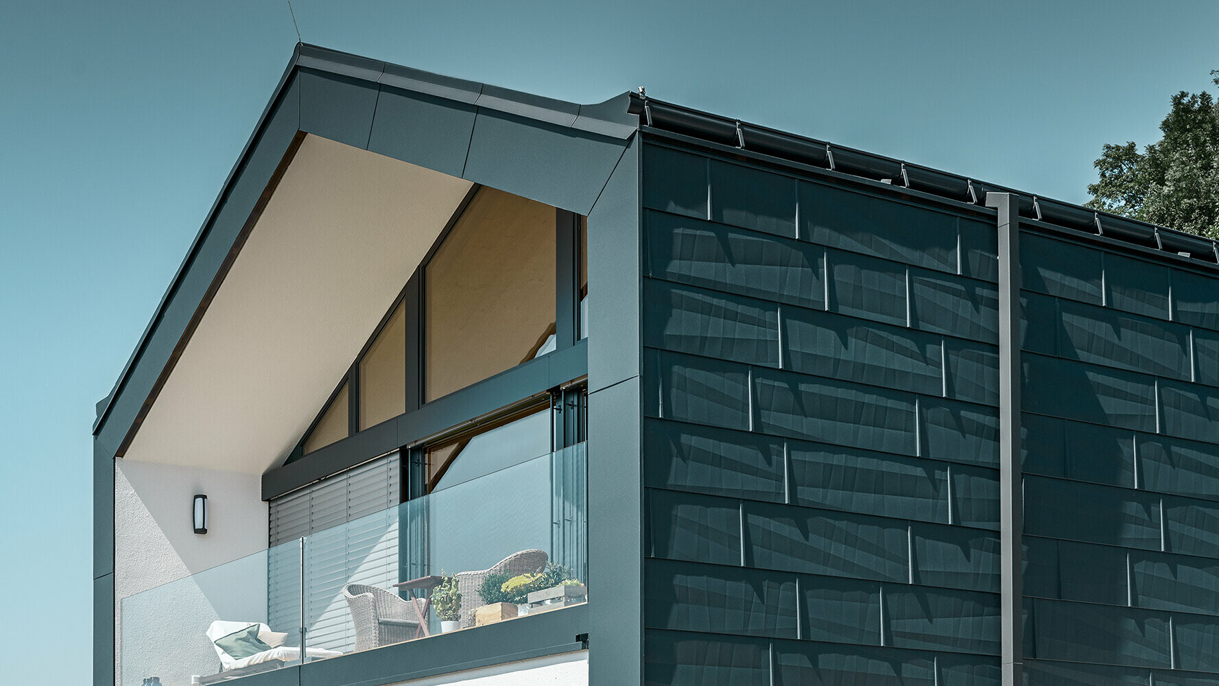 Upper part of the building is clad with the aluminium panels, FX.12, in anthracite from PREFA, the downpipe is square, and the PREFA square downpipe is also in anthracite