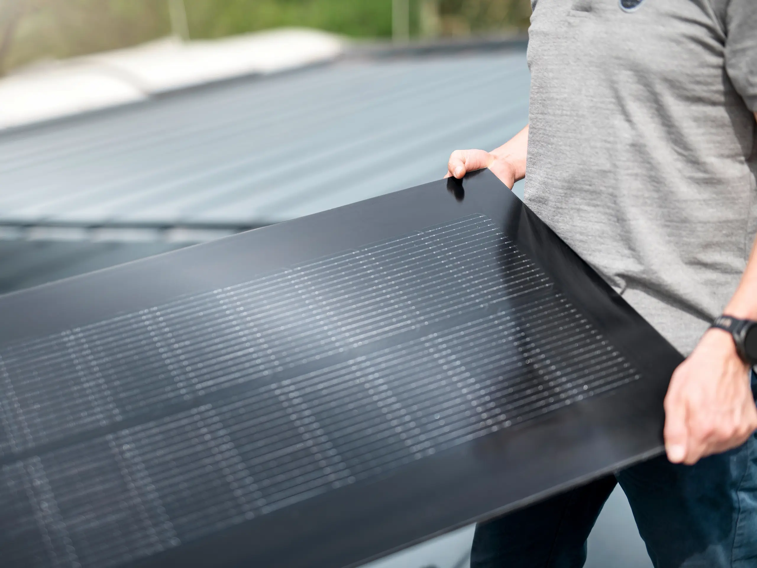 PREFALZ Solarmodul in schwarzer Farbe für PREFALZ Bahnen mit einer Breite von 500 und 650 mm.