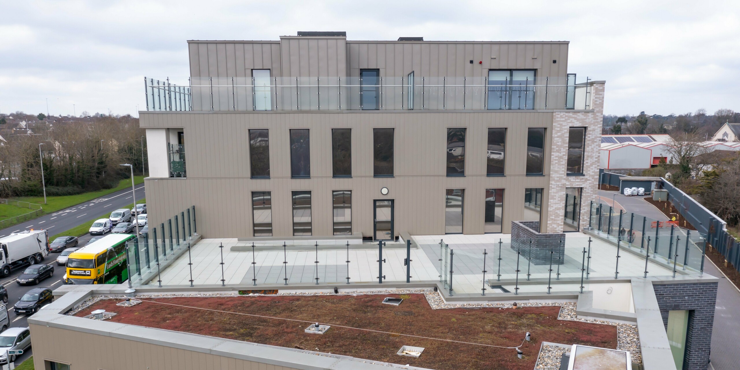 Palmers Gate residential complex in Palmerstown, Dublin, Ireland - View of the roof terrace of one of the five separate blocks. The complex offers modern communal areas, including a café and a high-quality gym. The facades of the apartment blocks are clad with bronze-coloured PREFA aluminium products. Around 1,700 m² were clad with PREFA Sidings and around 1,200 m² with the PREFALZ façade system. The architecture is characterised by clear lines and an elegant appearance that emphasises the urban character of the suburb.