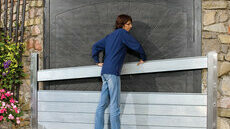 The PREFA mobile flood protection wall is easy to install. It can be erected quickly by one person.