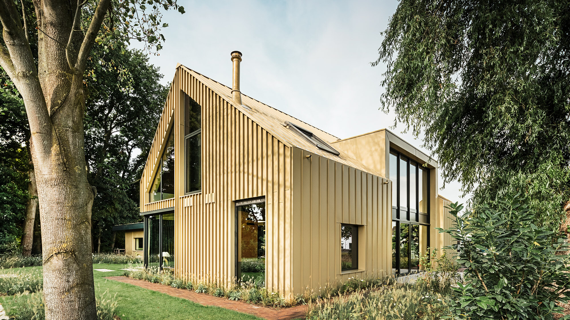 The house in Elst from a lateral normal perspective; part of the asymmetrically positioned windows are in view.