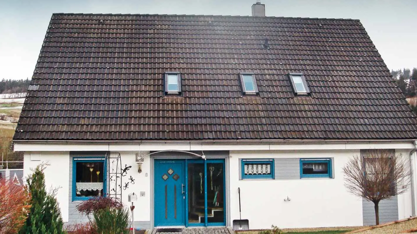Before roof renovation with PREFA FX.12 roof panels and façade panels FX.12 in P.10 anthracite