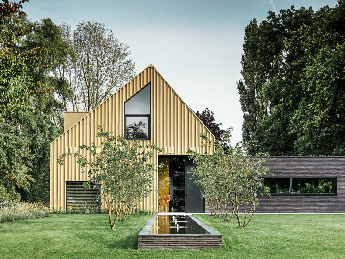 Front view of the house. The aluminium products from PREFA in the colours savannah beige and anthracite really come into their own with the rural surroundings.