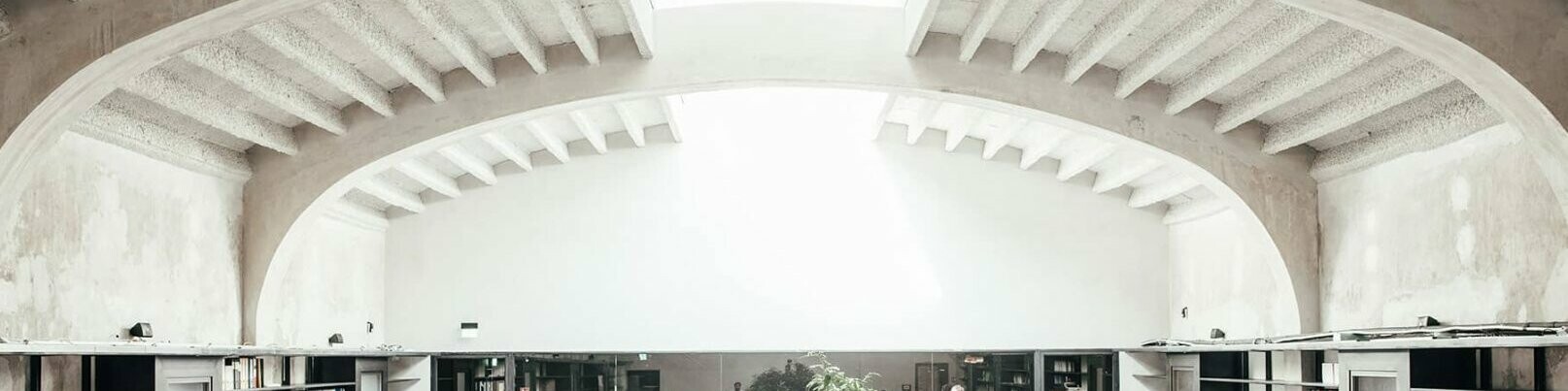 Interior view of the cinema´s office. There are large white round arches on the ceiling. 