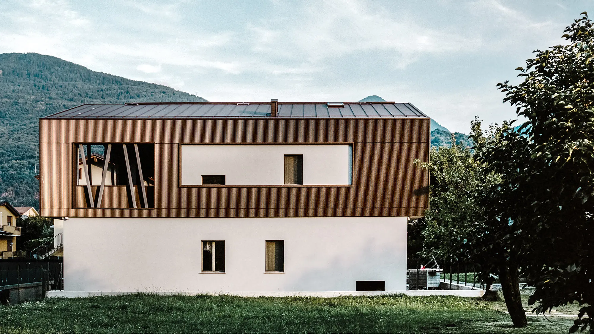 The Villa 2B from the side; its aluminium envelope looks like it was pulled over the façade.