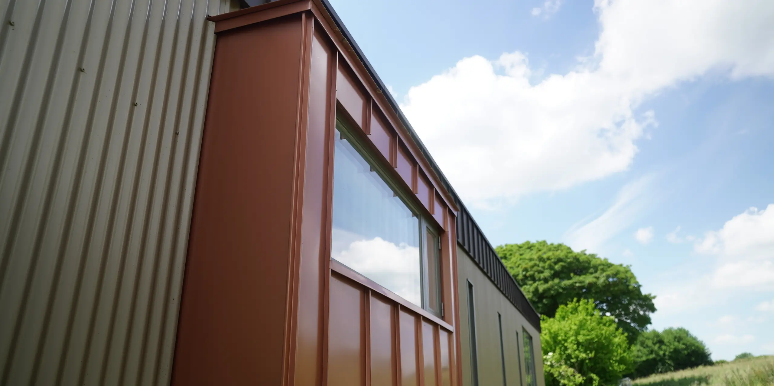 Close-up of an aluminium window cladding made of Falzonal in the colour New Copper