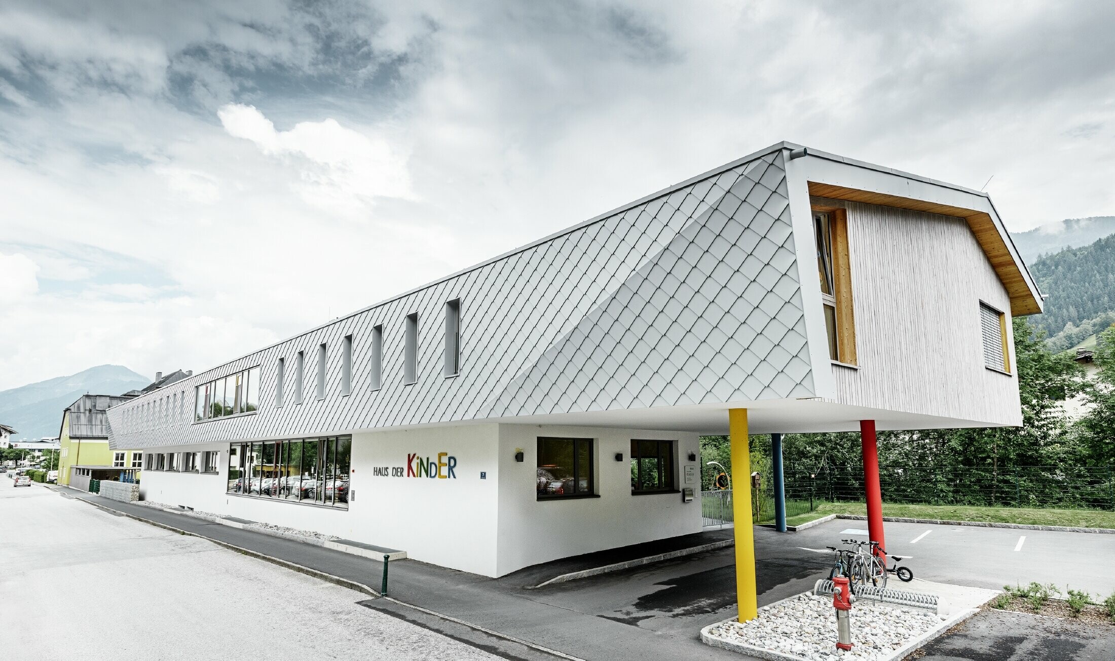 Newly constructed nursery school in Kaprun (Austria) with a modern aluminium façade with PREFA rhomboid façade tiles in prefa white