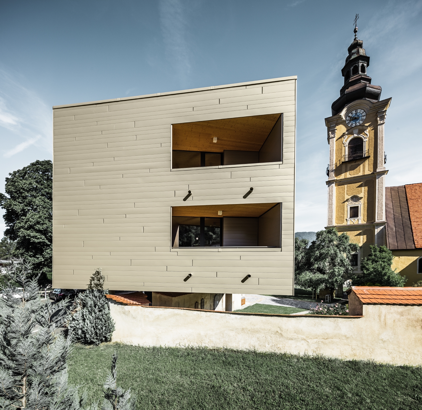 EMA commercial building, the façade is clad with PREFA aluminium bonded tiles in bronze and anthracite.