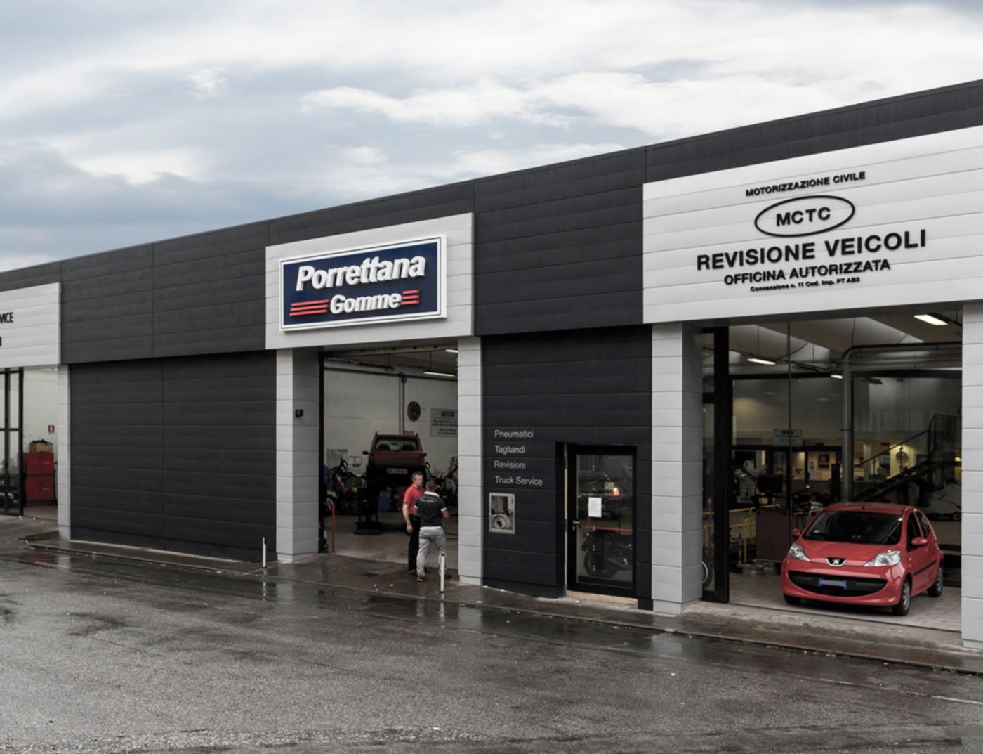 Car dealer with an aluminium façade with PREFA sidings in black grey.