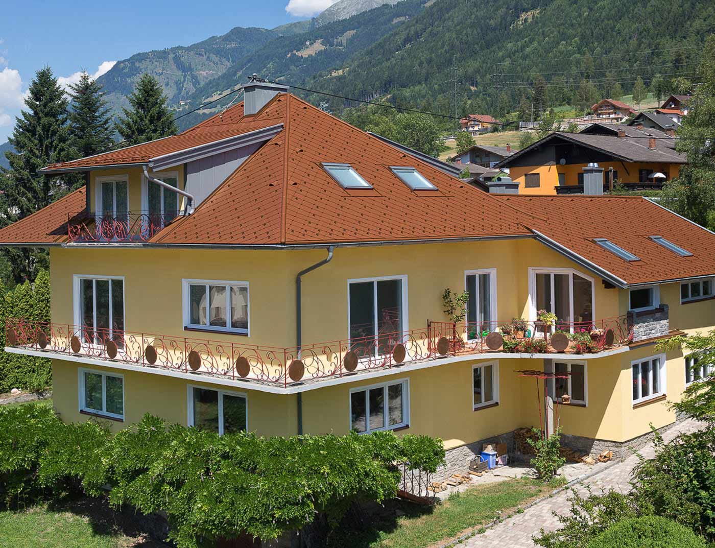 Reference buildings PREFA Roof systems Rhomboid roof tile 29 × 29 04 P.10 brick red