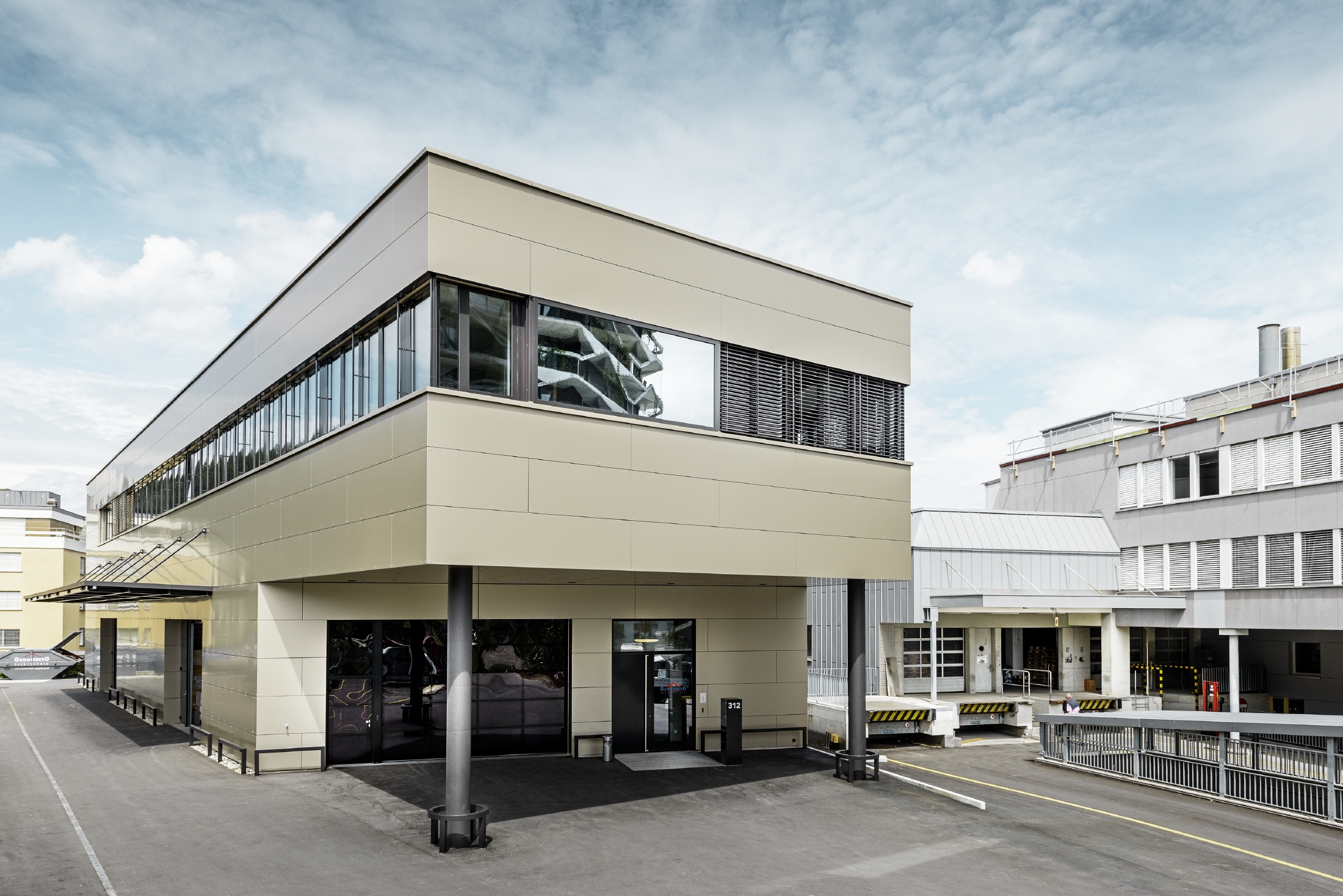 Modern extension with workshop and office of Guggisberg Dachtechnik with PREFA aluminium composite panels in bronze