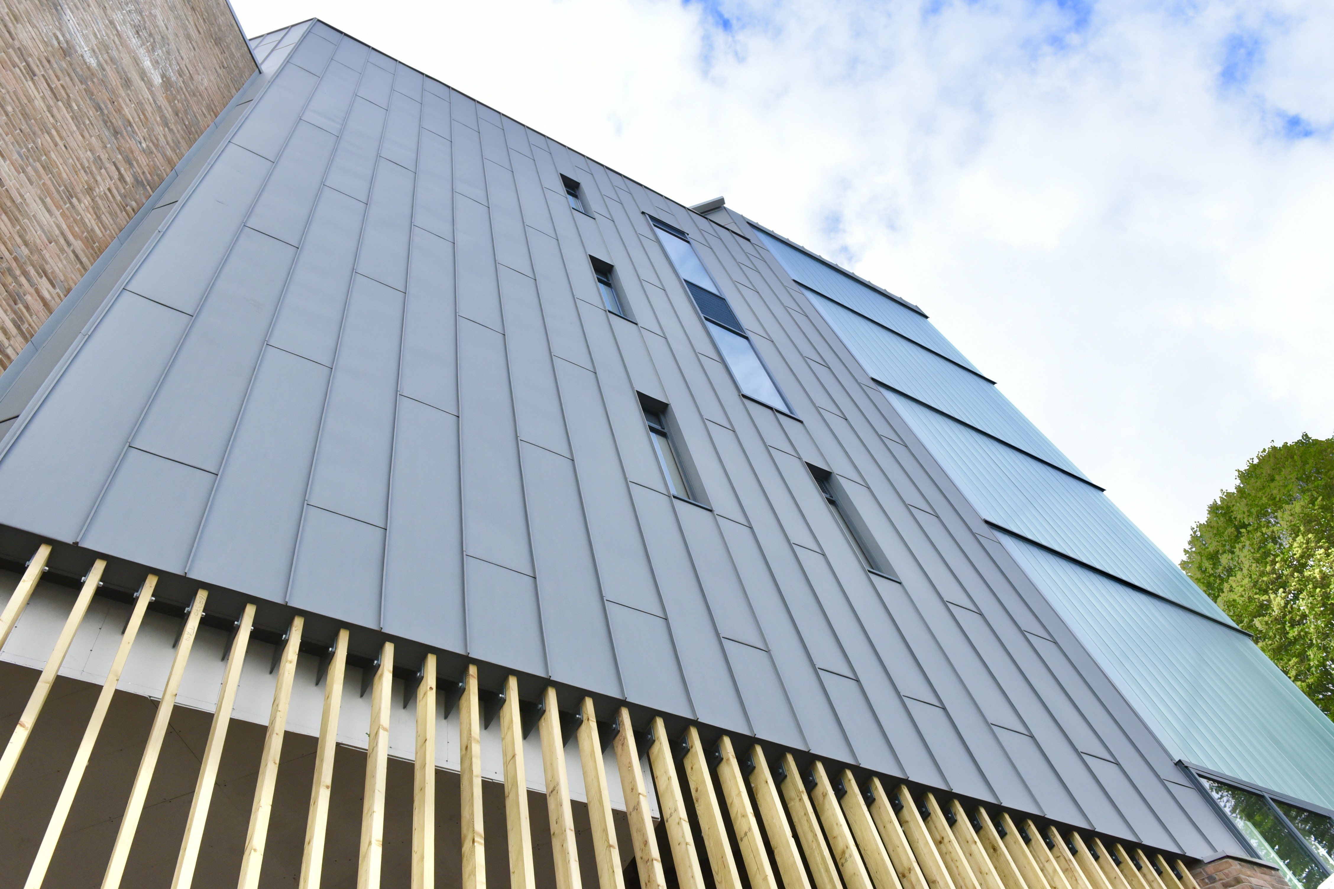 Detailed view of the PREFALZ standing seam cladding in patina grey at North Regional College. The precise workmanship of the aluminium underlines the sustainable and modern character of the façade, which blends harmoniously into the overall architecture.